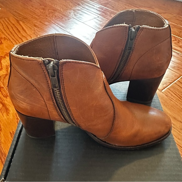 PRICE TO SELL🎉🎉 FRYE Carly Zip Chelsea Ankle Boots EUC whiskey brown sz 7 - Picture 4 of 7